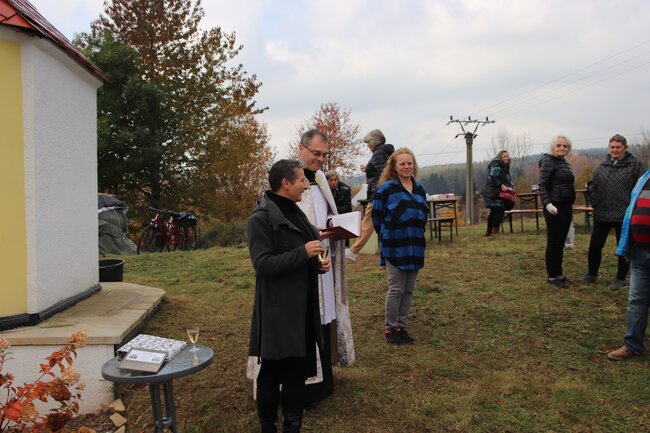 Heřmánkovice rozsvítila nově opravená kaple