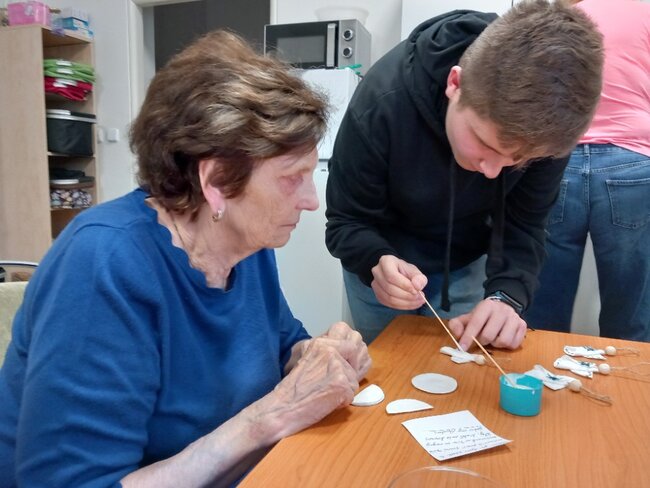 Studenti gymnázia začali s pravidelnými návštěvami ve stacionáři Stěnava