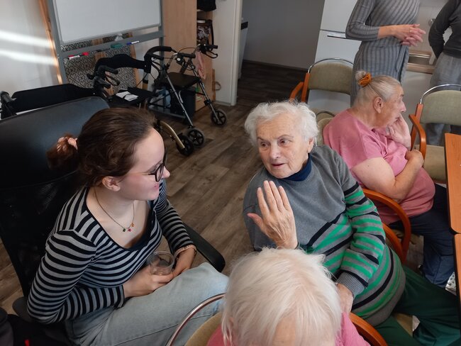 Studenti gymnázia začali s pravidelnými návštěvami ve stacionáři Stěnava