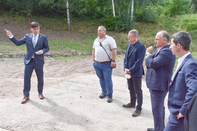 Zhotovitel parkovacího domu v areálu náchodské nemocnice převzal staveniště