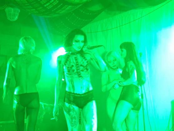 Do Edenu vtrhla parta německých nahých dračic Grausame Töchter