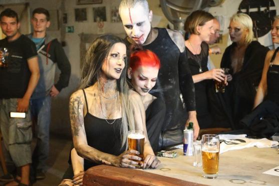 Do Edenu vtrhla parta německých nahých dračic Grausame Töchter