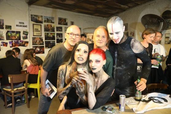 Do Edenu vtrhla parta německých nahých dračic Grausame Töchter