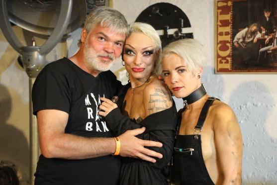 Do Edenu vtrhla parta německých nahých dračic Grausame Töchter