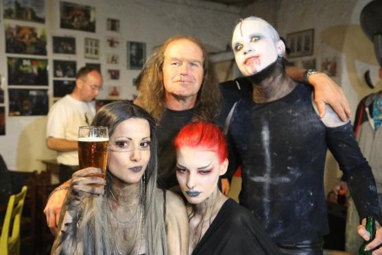 Do Edenu vtrhla parta německých nahých dračic Grausame Töchter