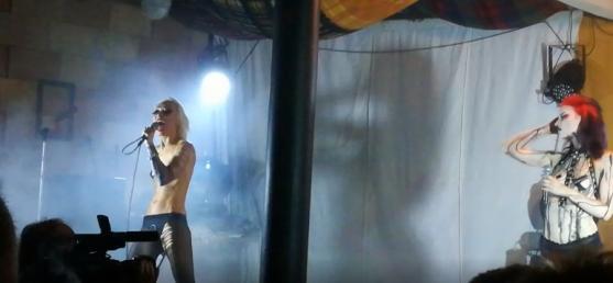 Do Edenu vtrhla parta německých nahých dračic Grausame Töchter