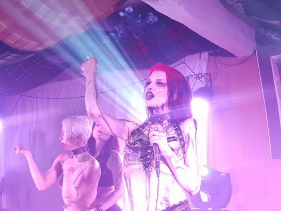 Do Edenu vtrhla parta německých nahých dračic Grausame Töchter