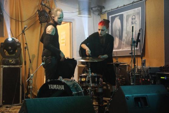 Do Edenu vtrhla parta německých nahých dračic Grausame Töchter