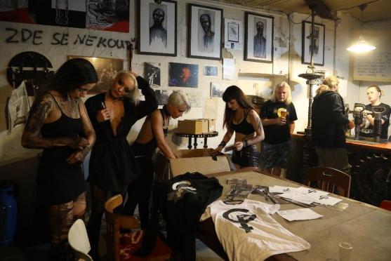 Do Edenu vtrhla parta německých nahých dračic Grausame Töchter