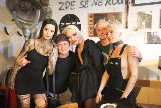 Do Edenu vtrhla parta německých nahých dračic Grausame Töchter