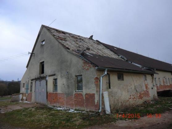 Poryv větru strhl střechu vepřína v Rožmitále