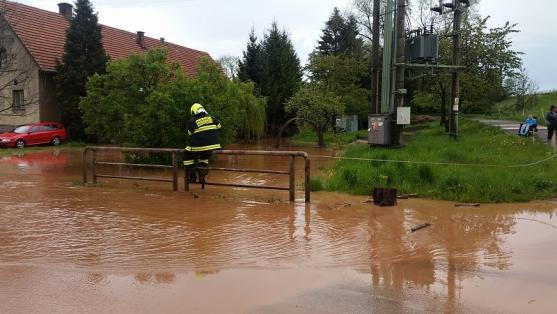 Přívaly deště rozvodnily Svinský potok v Olivětíně
