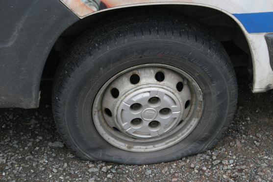 Řádění vandalů zasáhlo přes třicet vozidel