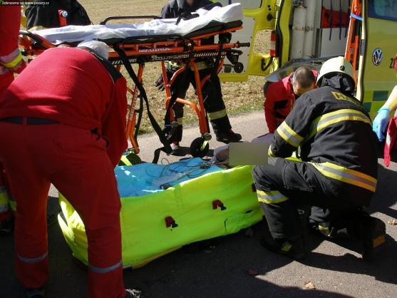 Pro zraněného řidiče, který narazil do stromu, přiletěl vrtulník