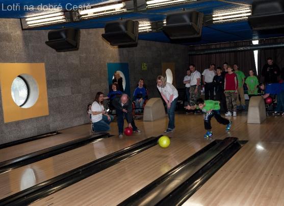 Hendikepovaní s Lotry soutěžili v bowlingu
