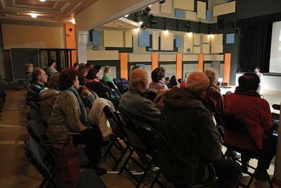 Na sále broumovského infocentra se besedovalo o odlehlé buši v jižním Sudánu