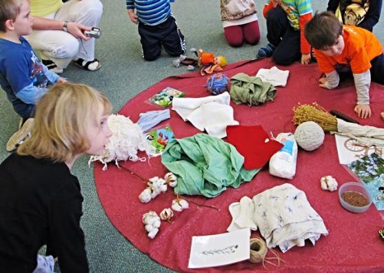 Děti vyzkoušely, jak se zpracovává len a bavlna