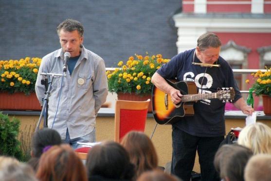Vladimír Merta hrál na Pellyho Terase v Polici nad Metují 