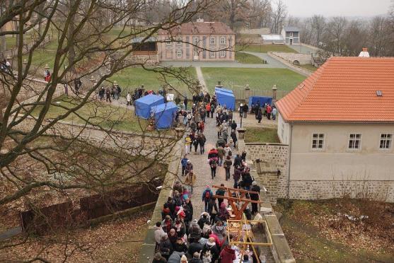 Adventní trh zaplnil areál broumovského kláštera stovkami lidí
