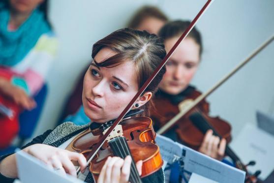 Karolína a Anička v České filharmonii s Antonínem Dvořákem III. 