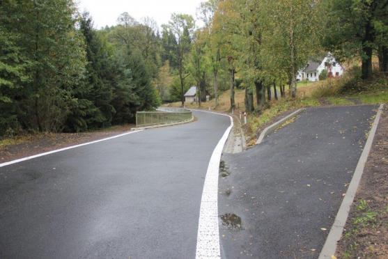 V Javoru byla slavnostně ukončena stavba opěrné zdi a přilehlé komunikace. Dokončí se jenom úsek objízdné trasy