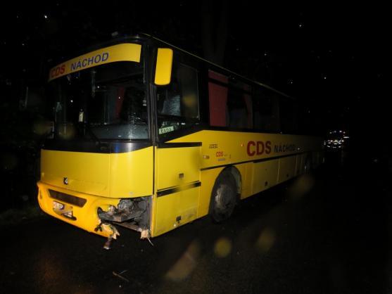 Řidič osobního vozu naboural autobus. Nadýchal dvě promile alkoholu