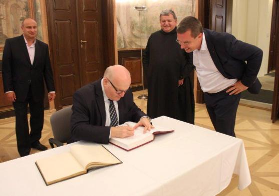 Ministr kultury Daniel Herman navštívil broumovský klášter a kostel ve Vernéřovicích