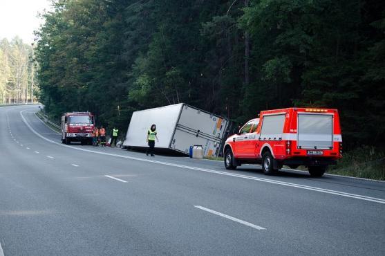 Na Pasách havaroval kamion. Vyprošťování trvalo až do večera