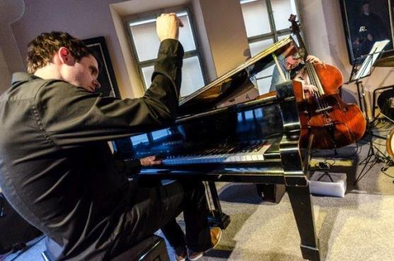 ArtCafé přivítalo v broumovském klášteře nové Trio Roberta Balzara 