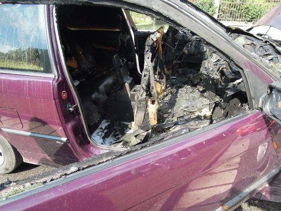 Na broumovské Masarykově třídě hořelo BMW