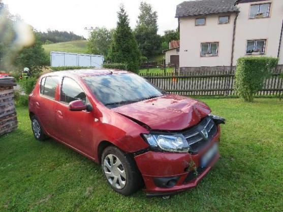 V Jetřichově havaroval nákladní automobil s osobním