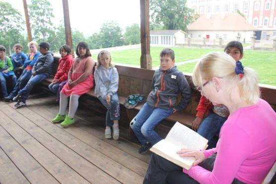 V klášterním altánu vznikla knihovnička pro děti