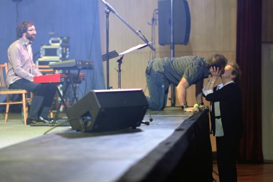 Jakub Smolík si poprvé zazpíval v Broumově. Sál Střelnice byl vyprodaný už měsíc před koncertem 