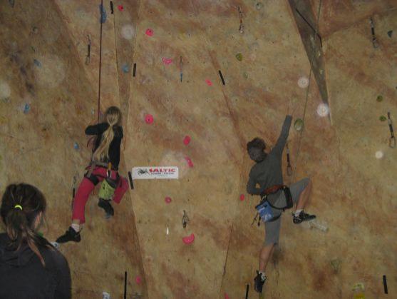 Členové broumovského horolezeckého kroužku poprvé startovali na lezeckých závodech