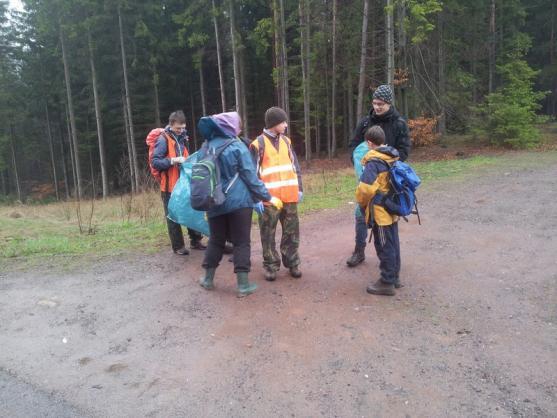 Skauti opět uklízeli podél silnice směrem na Pasa