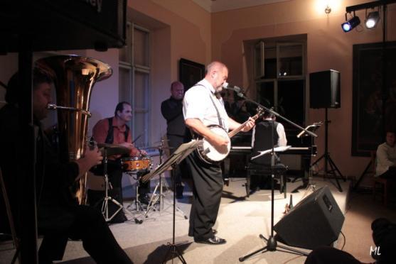 Dixielandová smečka Louisovi sirotci vyprodala ArtCafé 