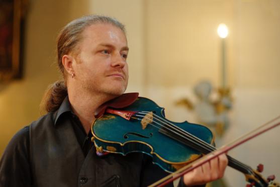 Pavel Šporcl nadchl zaplněný kostel sv. Michaela. Devátý ročník festivalu Za poklady Broumovska byl rekordní v návštěvnosti i výši dobrovolného vstupného 