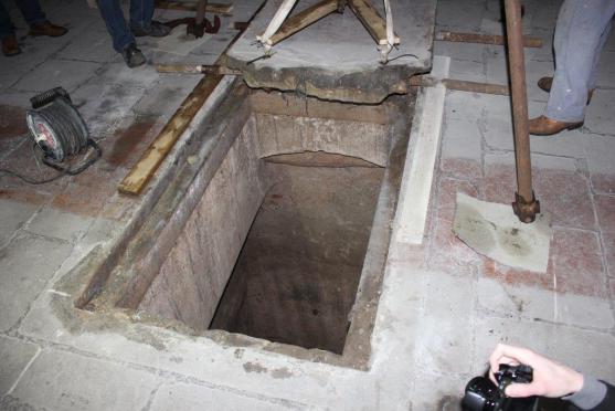 Po 21 letech byla v kapitulní síni broumovského kláštera otevřena krypta