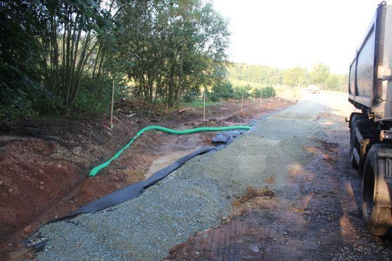 Jetřichovská křižovatka. Příští týden se položí asfalt a od 1. září objížďka končí