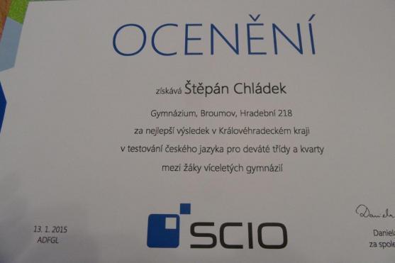 Studenti kvarty broumovského gymnázia obdrželi od společnosti Scio certifikát za výborný výsledek v testování Stonožka