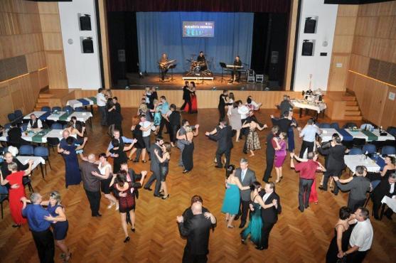 Hronov na plese ocenil významné osobnosti města