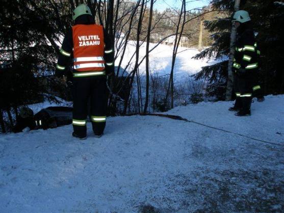 Auto zůstalo po smyku viset ve svahu nad potokem