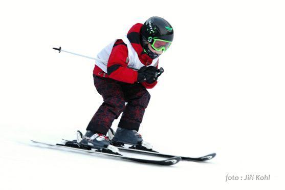 V Teplicích nad Metují startovalo ve veřejném závodě v obřím slalomu 55 mladých lyžařů