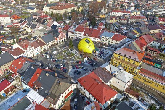 Odlet balónu z Police nad Metují odstartoval projekt 100 startů z českých měst
