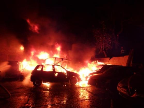 Na dvoře u rodinného domu shořelo několik vraků vozidel