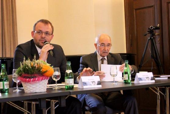 2. Broumovské diskuse otevřely debatu na téma Mír. Diskutovat přijeli Pavel Bělobrádek, Václav Cílek i Tomáš Holub