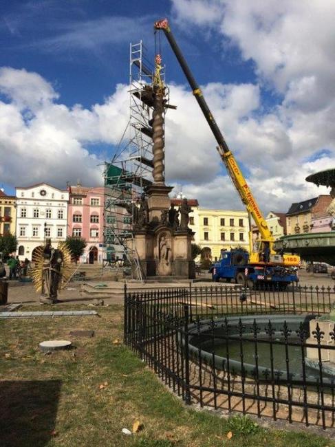Oprava sloupu na broumovském náměstí by měla být hotova do konce listopadu