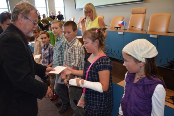 Ocenění za studijní úspěchy míří na Gymnázium Broumov a na Základní školu Bukovice