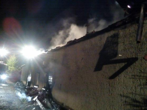 Při požáru rodinného domu v Machově se zranili dva hasiči