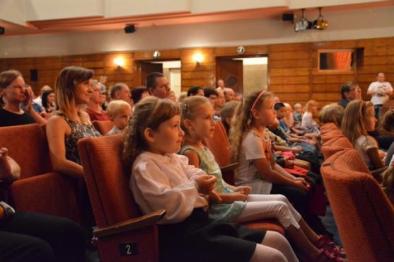 Hejtman Lubomír Franc rozdal kufříky prvňáčkům v Hronově a v Polici nad Metují
